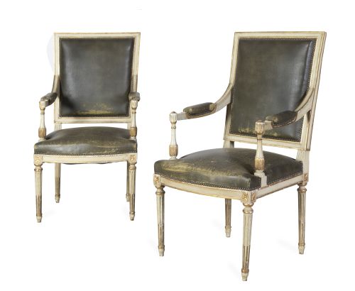 Pareja de sillas de brazos de estilo Carlos IV de madera la