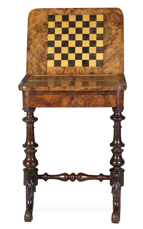 Mesa de juego victoriana de madera de raíz y varias maderas