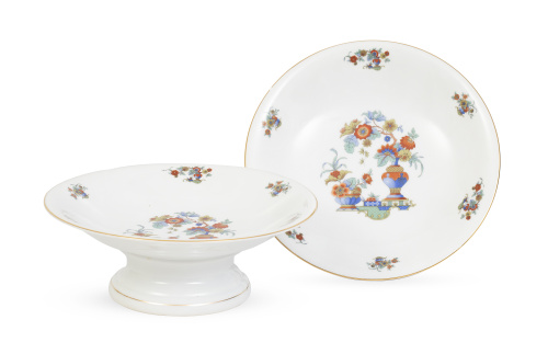 Pareja de fruteros de porcelana esmaltada con pie alto y fi