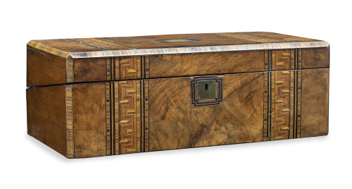 Caja-escritorio de viaje de madera con marquetería en la ta