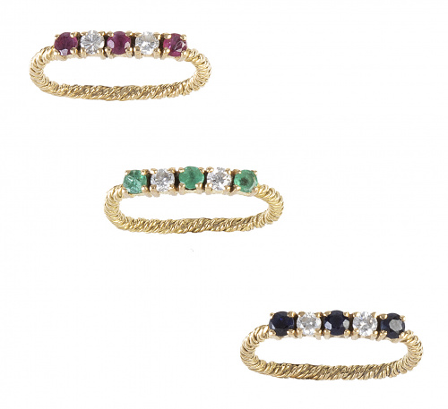 Trío de tres sortijas, de esmeraldas, rubíes y zafiros alte