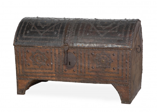 Arcón con alma de madera de piel tachonada y tiras de hierr