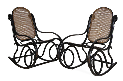 Dos mecedoras de madera pintada de negro con asiento y resp