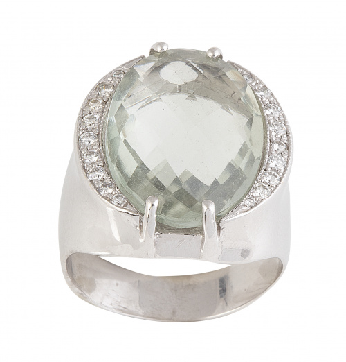 Sortija con aguamarina oval talla fantasía entre arcos de b