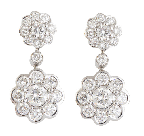 Pendientes largos con dos rosetones de brillantes, el colga