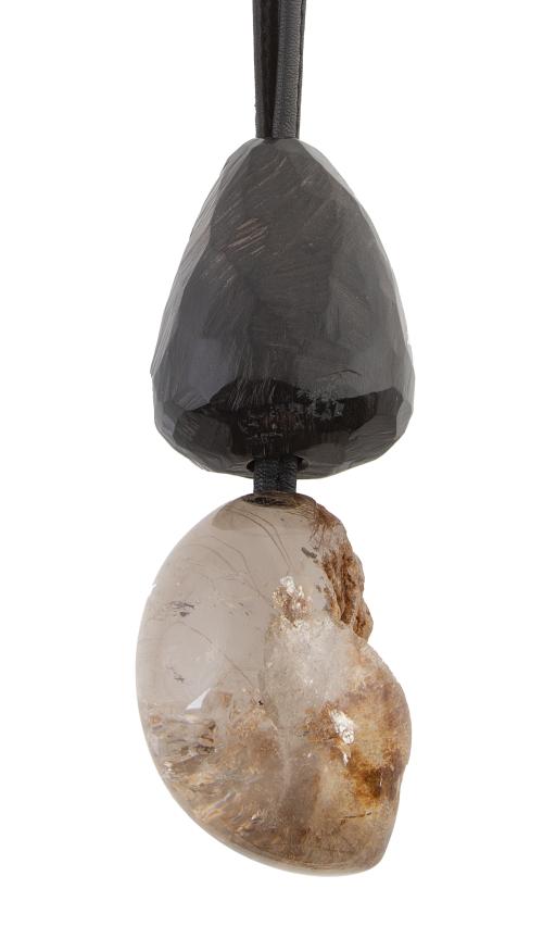 Collar largo con gran cuenta de cristal de roca hialino y c