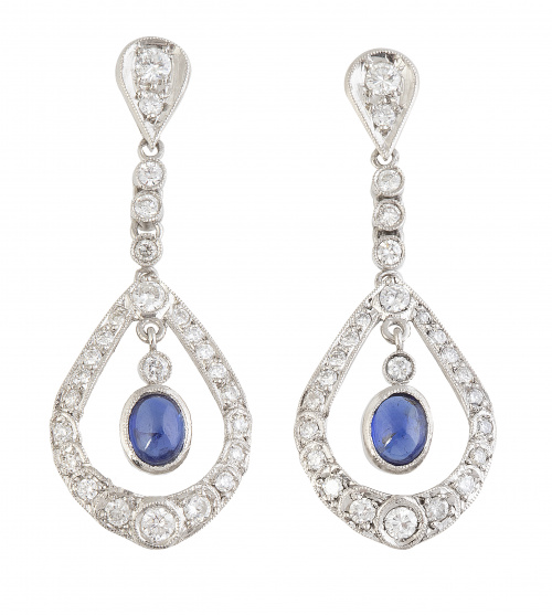 Pendientes largos de brillantes con zafiros cabuchón colgan