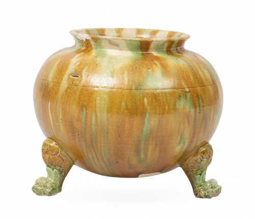 Incesario sancai de porcelana esmaltada, sobre pies de tríp