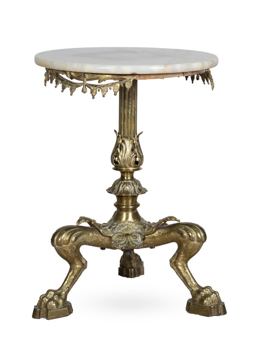 Velador de bronce dorado, sobre patas de trípode y tapa de 