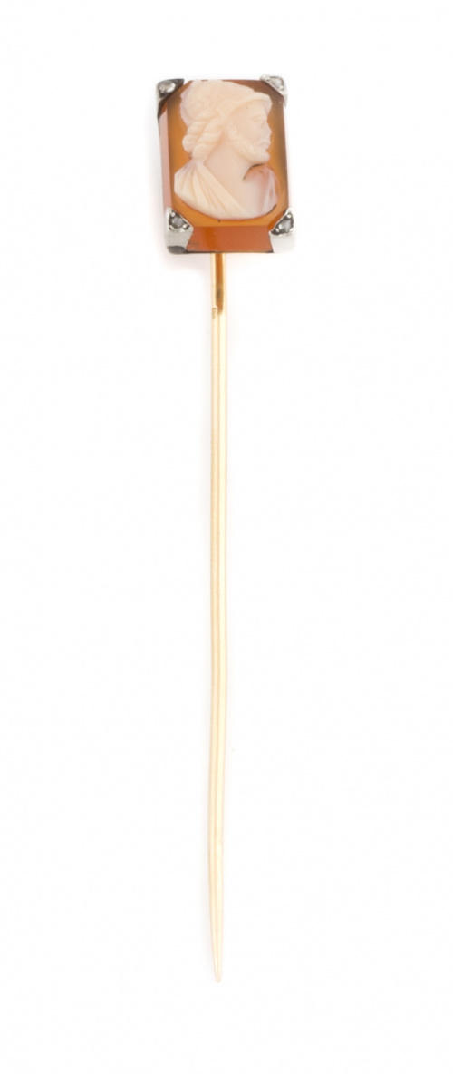 Alfiler con camafeo rectangular de dama en concha bicolor, 