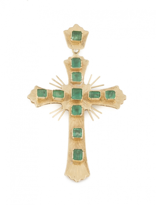 Cruz colgante de esmeraldas en oro amarillo mate de 18K.