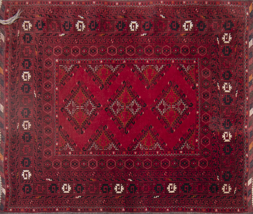 Pequeña alfombra paquistaní de campo rojo, con decoración g