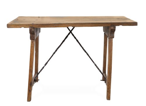 Bufete de madera de nogal tallada con patas en esviaje y fi