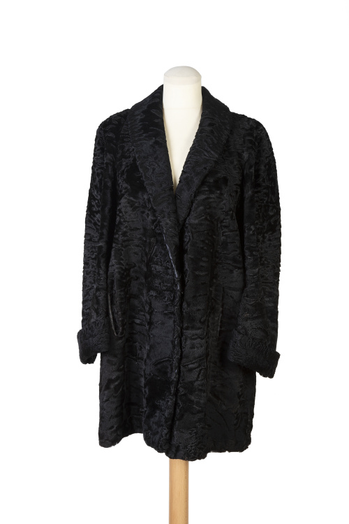 Abrigo corto de piel de astracán negro con cuello de solapa