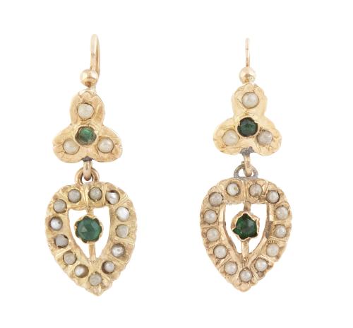 Pendientes largos de pp. S. XX con perilla calada que pende