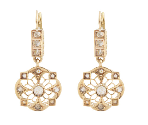 Pendientes rosetón con decoración calada que pende de barra