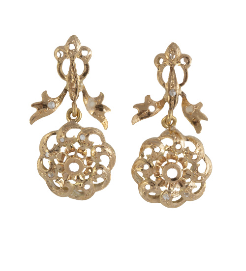 Pendientes largos de rosetón calado que pende de lazo decor
