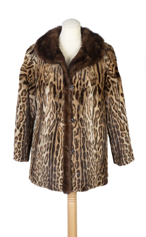 Chaquetón de piel de ocelote con cuello de solapa y ribete 