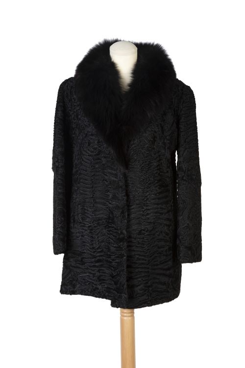 Abrigo corto de piel de astracán negro con cuello de solapa