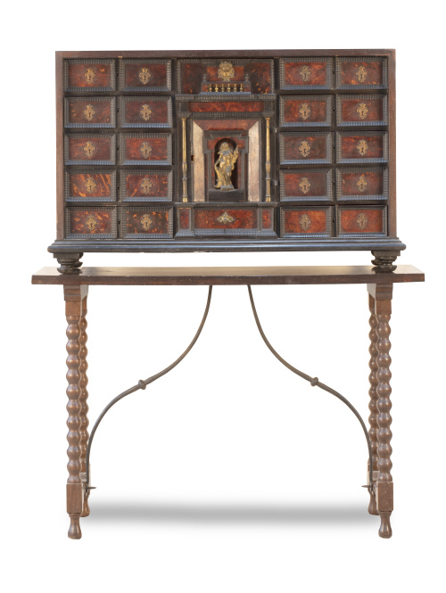 Papelera de madera ebonizado, carey y bronce dorado.Traba