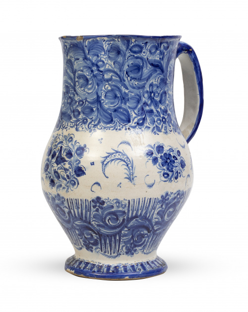 Jarro de cerámica esmaltada en azul y blanco, con cefas de 