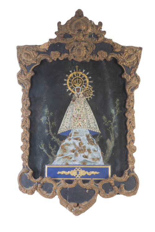 Virgen con el Niño. Papel pintado, tela y lentejuelas apl