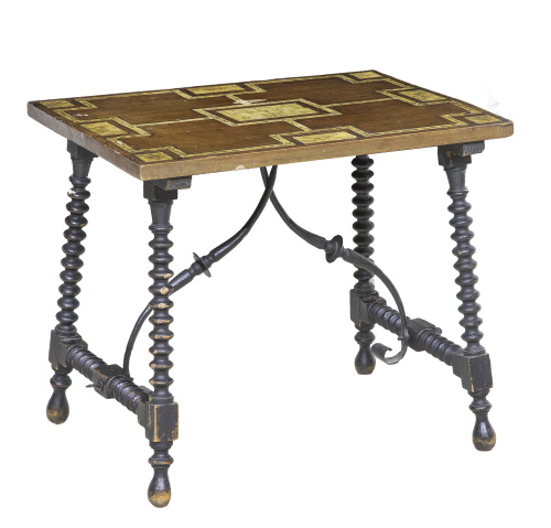 Bufetillo de madera tallada con hueso grabado en la tapa, p