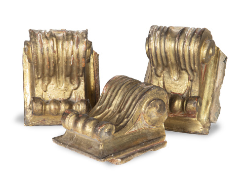 Juego de tres ménsulas de madera tallada y dorada.España,