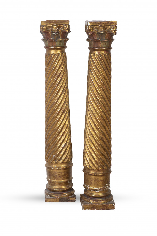 Pareja de columnas torsas de orden corintio de madera talla