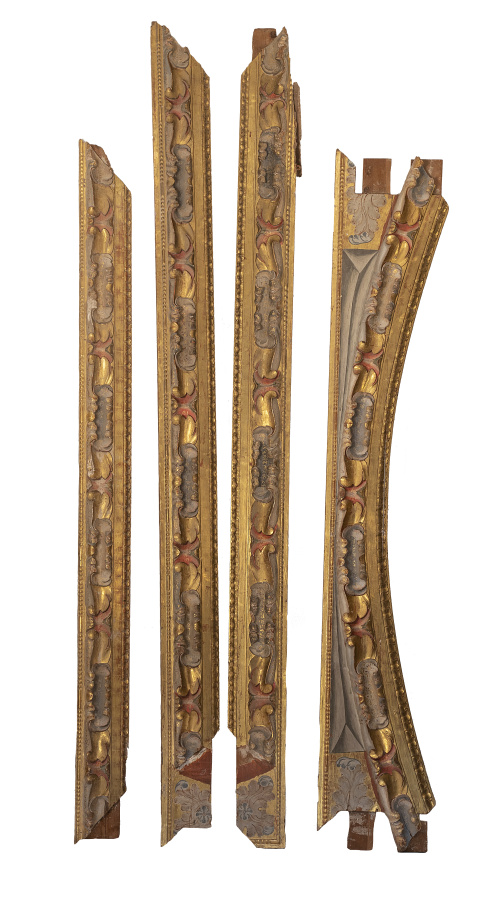 Marco de madera tallada, policromada y dorada, con hojas ca