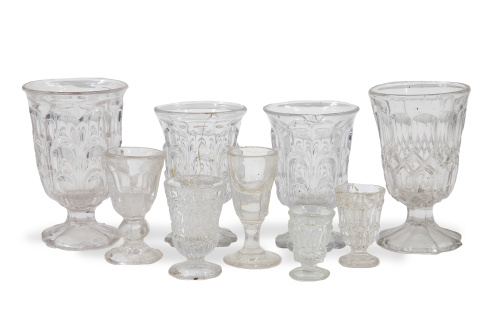 Juego de 22 copas de cristal traslúcido a molde, de diferen