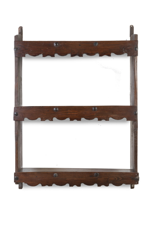Estantería de madera tallada de pino y tachonada.España, 