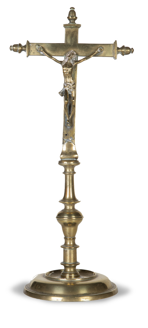 Cristo de bronce dorado. S. XVIII, sobre pie de bronce del 