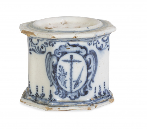 Secante de cerámica esmaltada en azul y blanco con escudo d