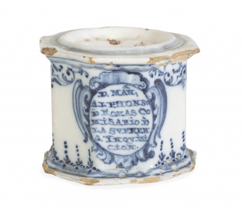 Secante de cerámica esmaltada en azul y blanco con escudo d