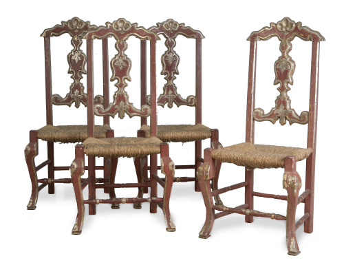 Juego de cuatro sillas de madera tallada y policromada de r