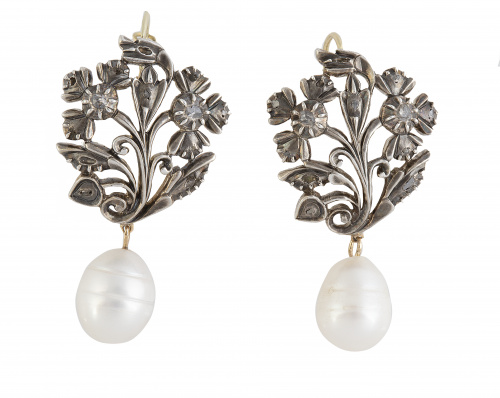 Pendientes largos isabelinos S XIX con diseño de ramo de di