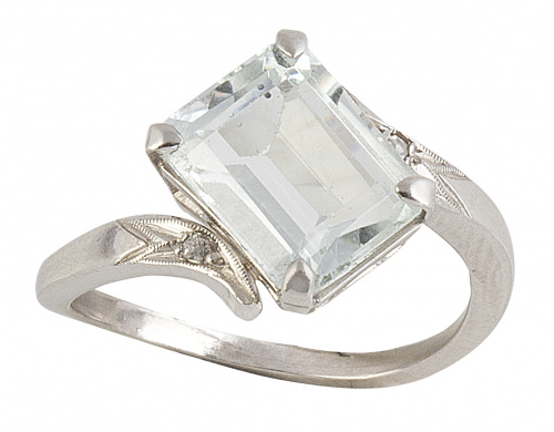 Sortija con aguamarina talla esmeralda en montura asimétric