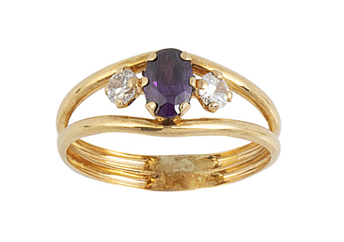 Sortija con amatista oval entre dos brillantes 