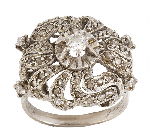 Sortija años 30 con frente ancho de hojas de diamantes cala