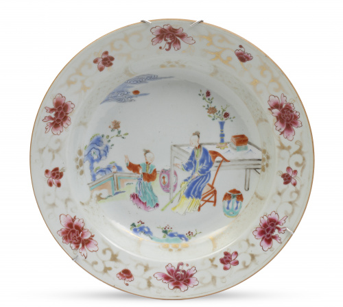 Plato hondo de porcelana esmaltada con esmaltes de la famil