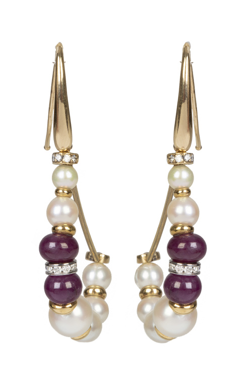 Pendientes media criolla de perlas, cuentas de rubíes y bri