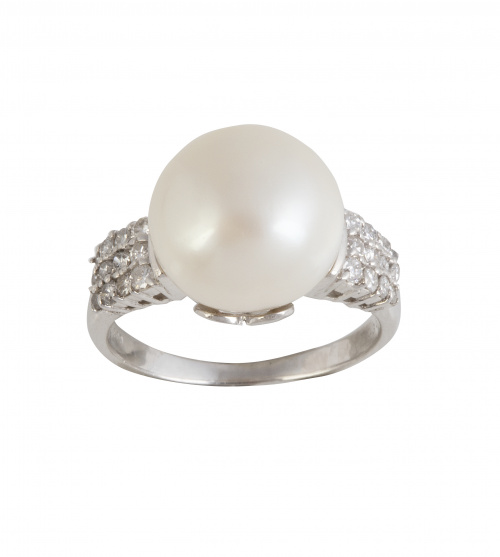 Sortija con perla natutral abotonada central entre bandas d