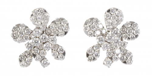 Pendientes flor de brillantes en diseño asimétrico de pétal