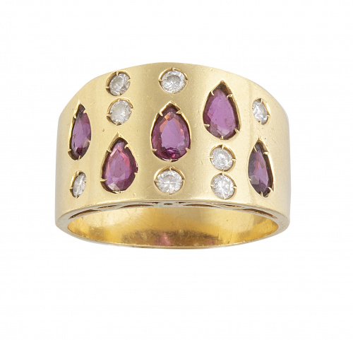 Sortija ancha con cinco perillas de rubíes de engaste invis
