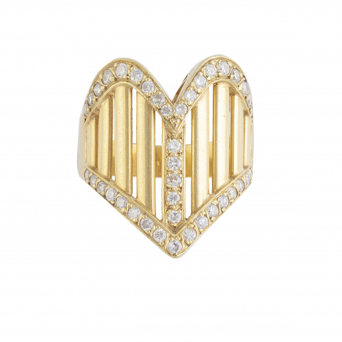 Gran sortija con diseño de corazón en "V" calada y decorada