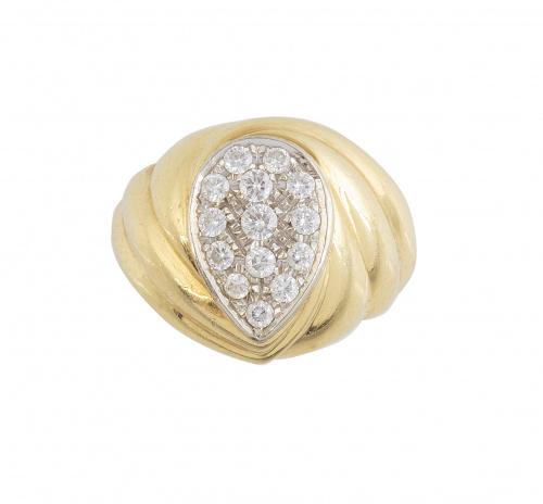 Sortija bombée gallonada con lágrima de pavé de brillantes 