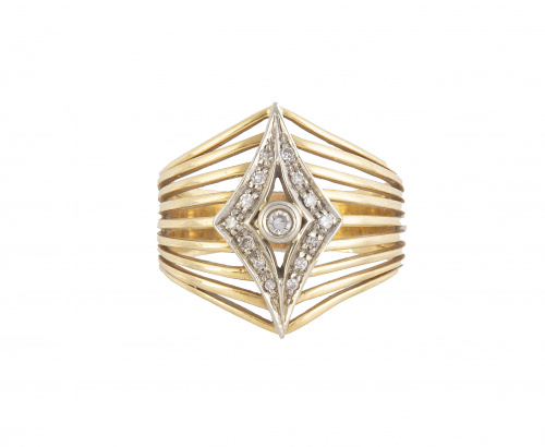 Sortija ancha con frente romboidal de brillantes, realizada