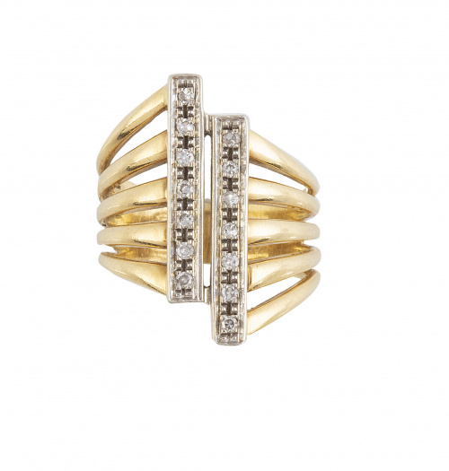 Sortija ancha con dos bandas de brillantitos, compuesta por