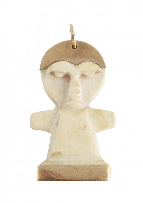 Gran colgante de marfil y oro con diseño de figura étnica